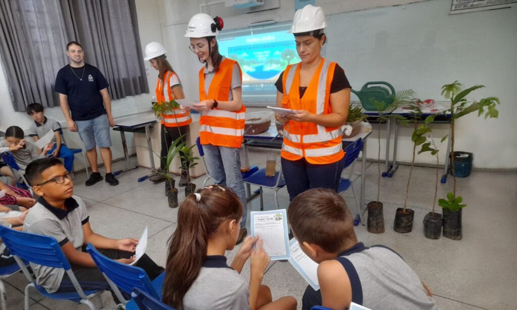 Alunos do Morro do Meio conhecem detalhes da obra no rio Águas Vermelhas