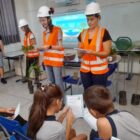 Engenheiras explicam a alunos a obra no rio Águas Vermelhas