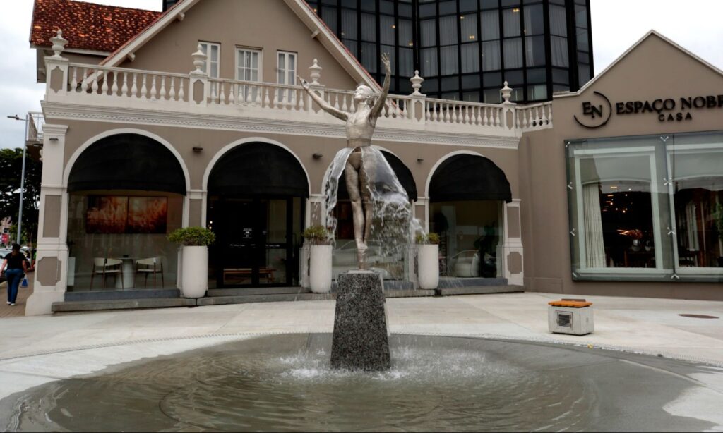 Monumento é recolocado na Praça Bailarina Liselott Trinks