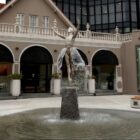 Estátua de bailarina em praça