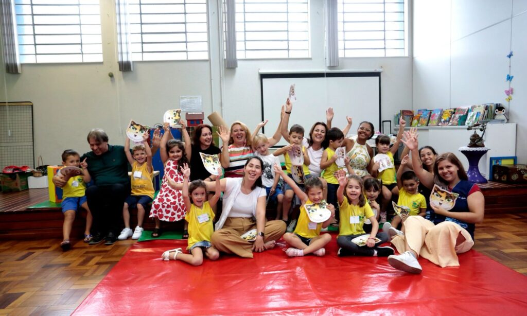 Peça teatral e contação de histórias divertem crianças durante programação de aniversário da Biblioteca Pública
