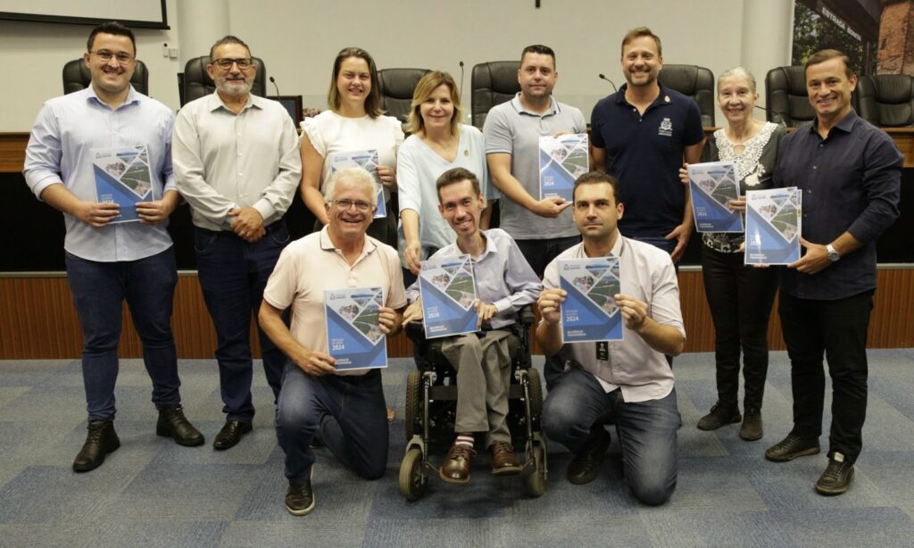 Prefeito e vice entregam Relatório de Transparência 2024 para a Câmara de Vereadores de Joinville