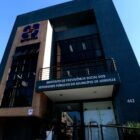 Fachada da nova sede do instituto, prédio moderno, linhas retas, em preto e marrom