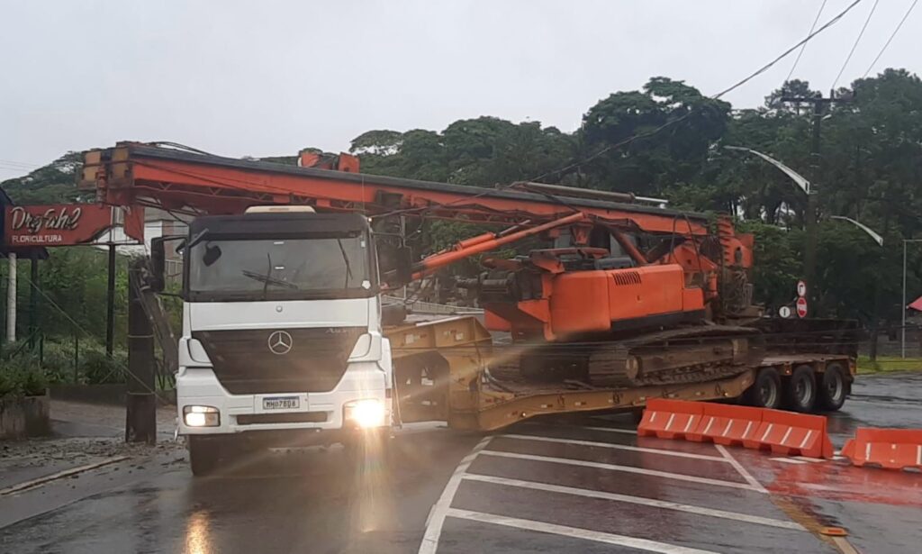 Acidente com caminhão interdita trecho da Ottokar Doerffel, entre as ruas Concórdia e Marquês de Olinda