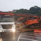 Caminhão guincho interrompe tráfego em rua
