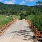 Ponte de madeira em área rural