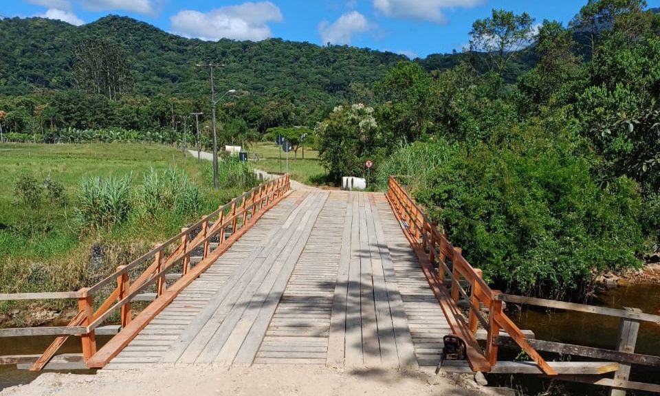 Ponte Afonso Altrak, na Estrada Blumenau, tem o trânsito liberado