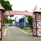 Portal em praça, em cima está escrito "Páscoa em Joinville"