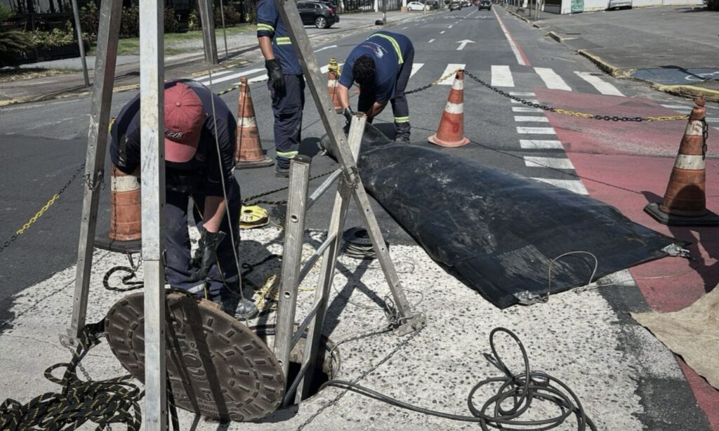 Melhorias na rede de esgoto da rua Max Colin chegam à etapa final