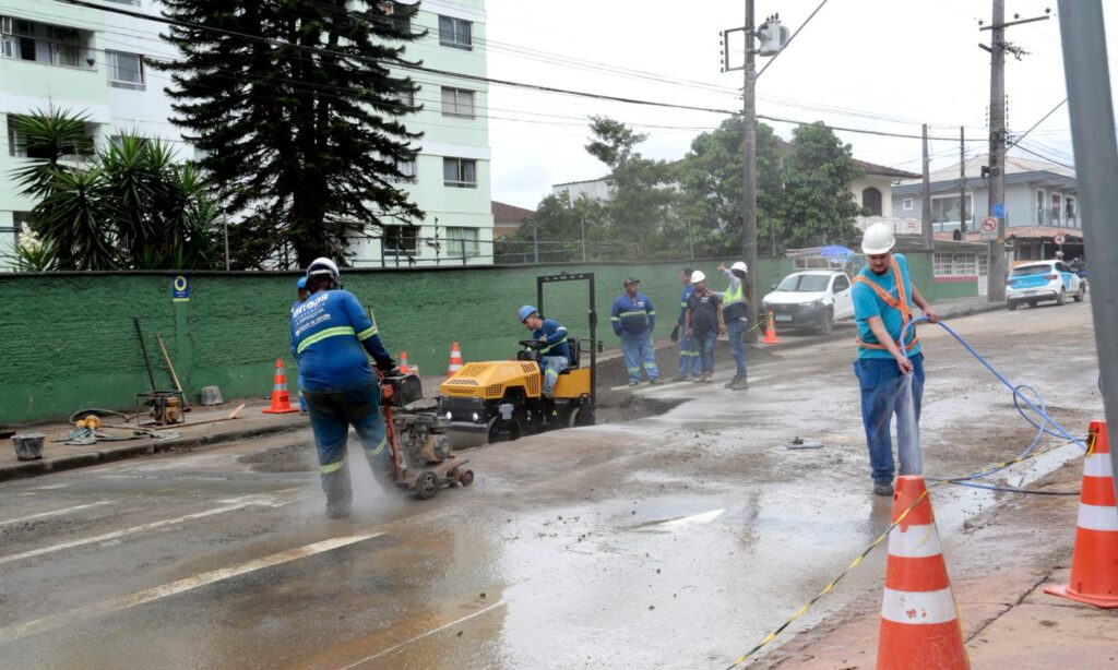 Rua Helmut Fallgatter está com meia-pista liberada para o trânsito, após obra de reparo na rede de água