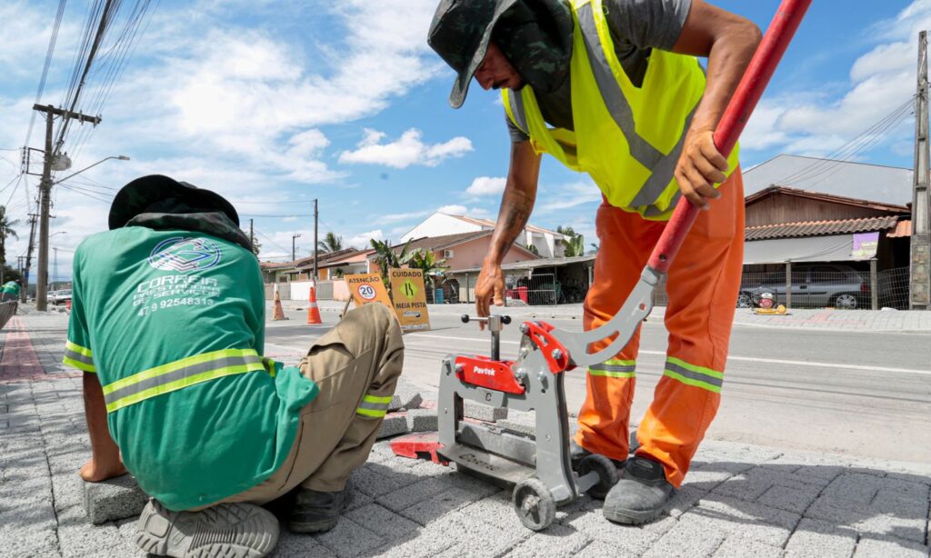 Prefeitura avança em obras de pavimentação e calçadas sustentáveis no Vila Nova