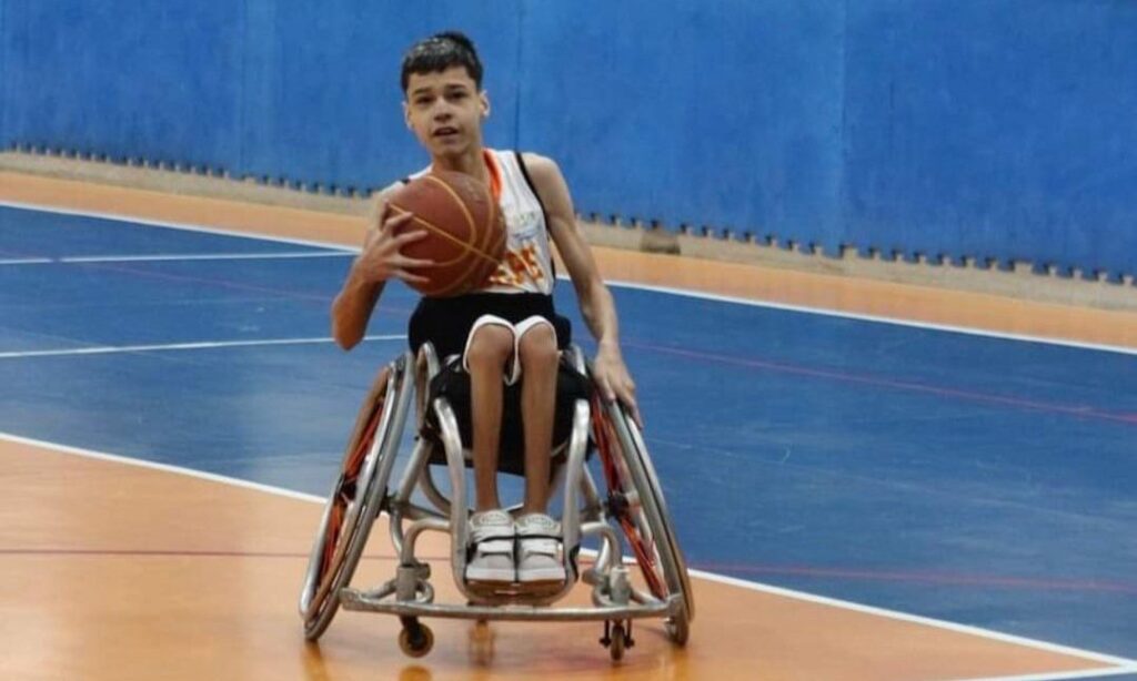 Ryan atleta do basquete em cadeira de rodas