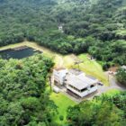Imagem aérea de uma estação de tratamento de água rodeada de uma área verde