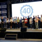 Servidores com certificados no palco