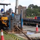Máquina trabalha na via