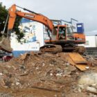Imóvel sendo demolida por máquina