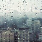 Chuva com gotas no vidro da janela