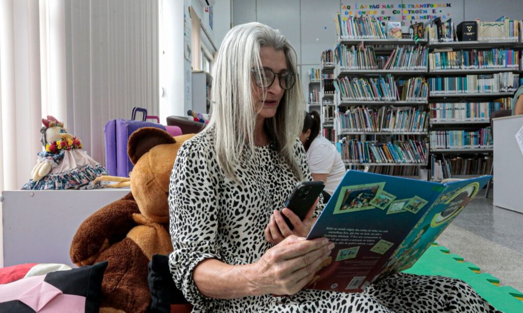 Biblioteca Municipal de Joinville ajuda a aproximar avó e neta, que moram a 7 mil km de distância