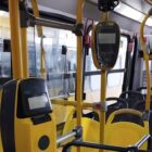 Imagem interna de um ônibus com assentos amarelos