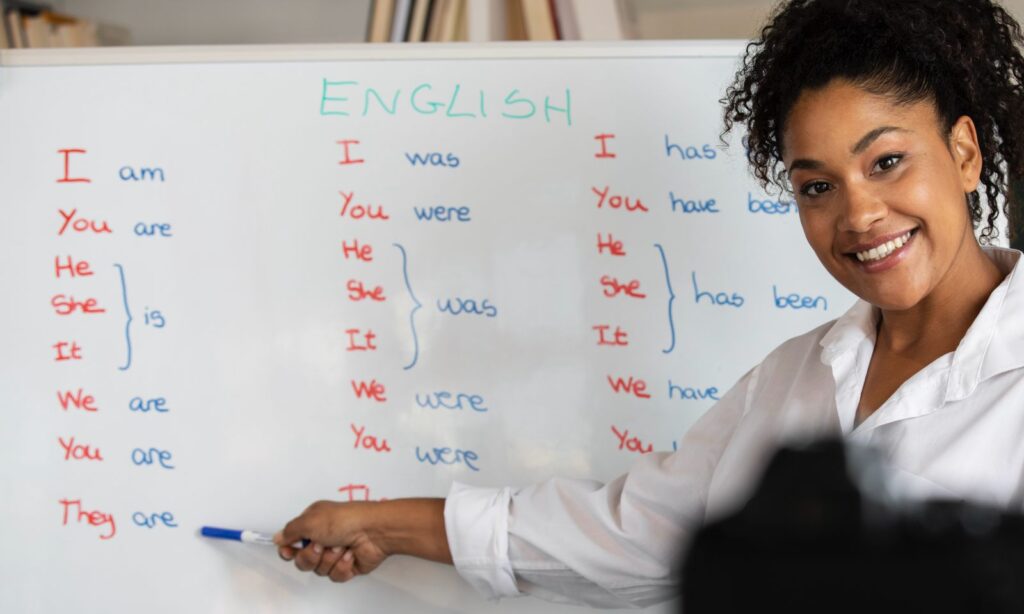 Secretaria de Educação tem vagas para cursos profissionalizantes de Inglês e Libras