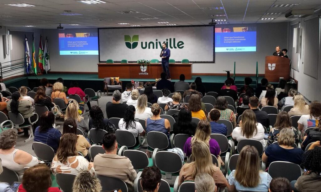 Seminário reúne servidores para fortalecer atuação multiprofissional na Rede Municipal de Ensino