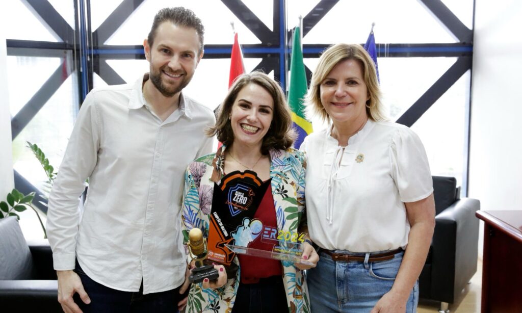 Prefeita em exercício recebe campeã em oratória, que vai representar o Brasil em campeonato internacional