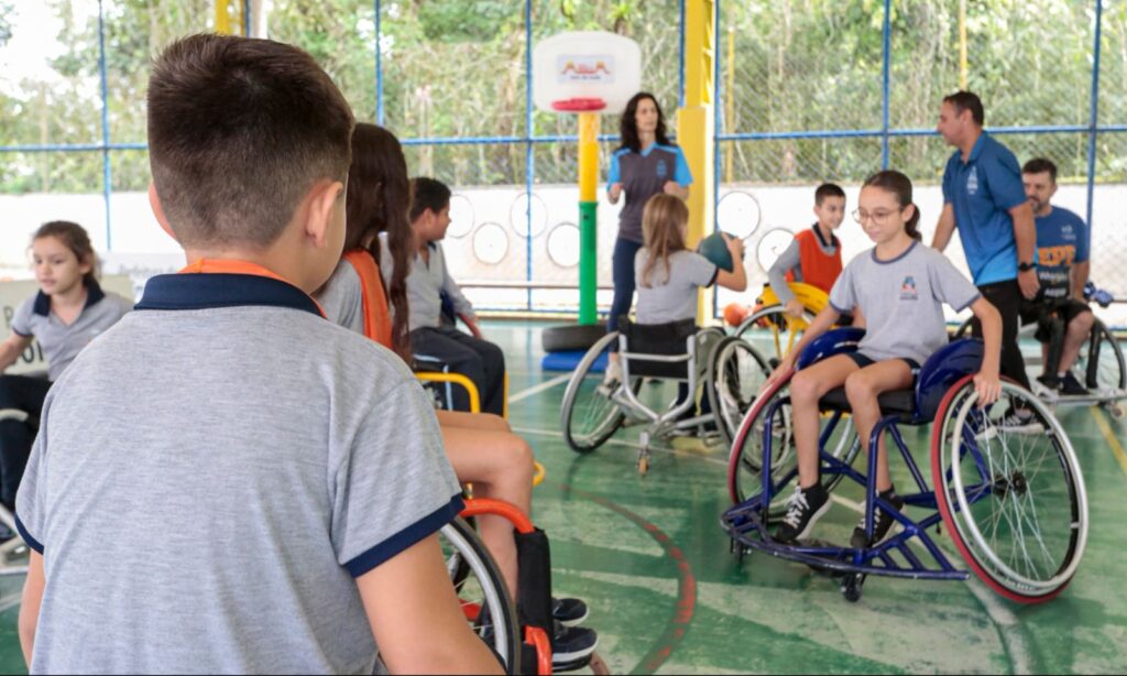 Atividades paradesportivas promovem empatia e inclusão entre alunos da Rede Municipal de Ensino de Joinville