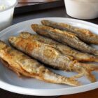 Cinco peixes médios fritos em um prato