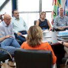 Pessoas sentadas em volta de uma mesa conversam