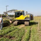 Máquina escavadeira em área rural