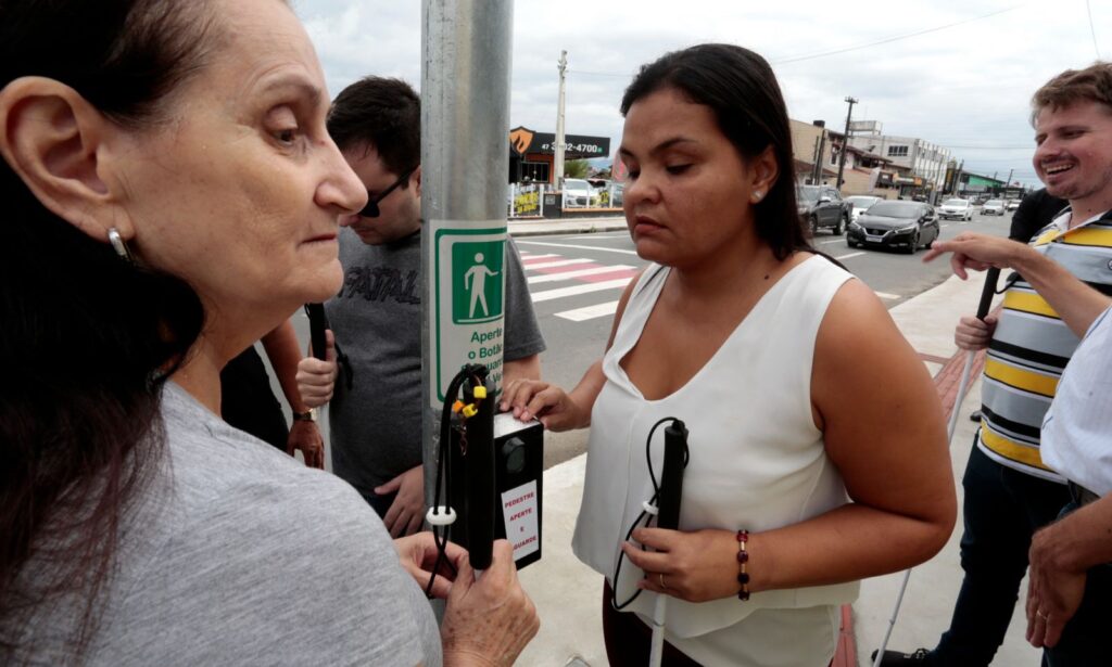 Semáforos em pontos estratégicos de Joinville vão emitir sinal sonoro durante a travessia de pedestres