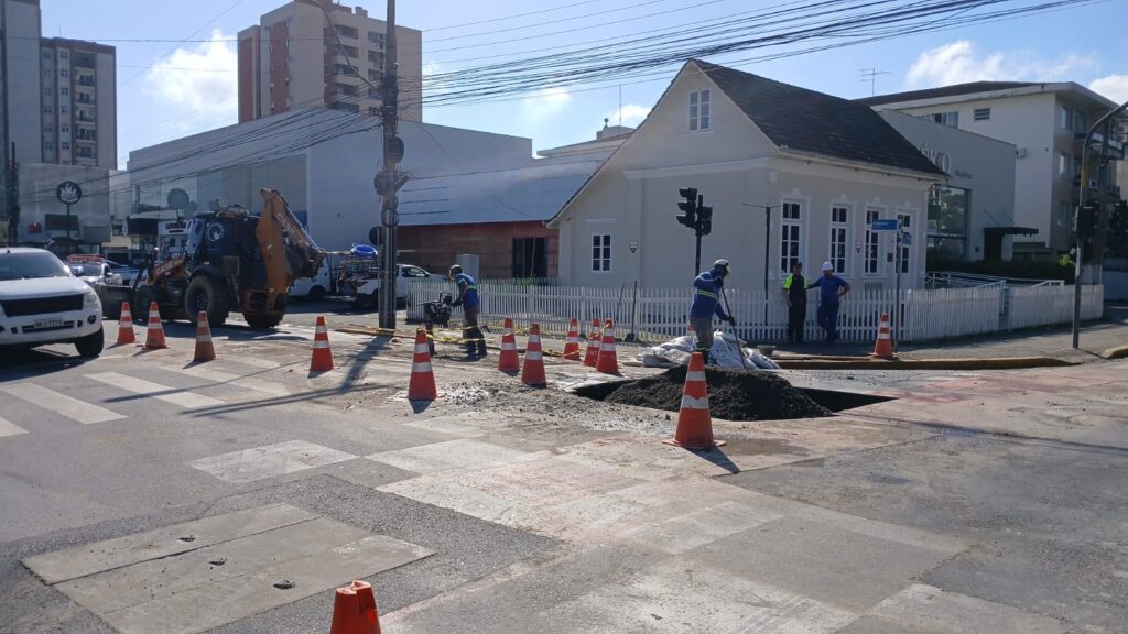 Águas de Joinville conclui reparo de vazamento na rua Blumenau