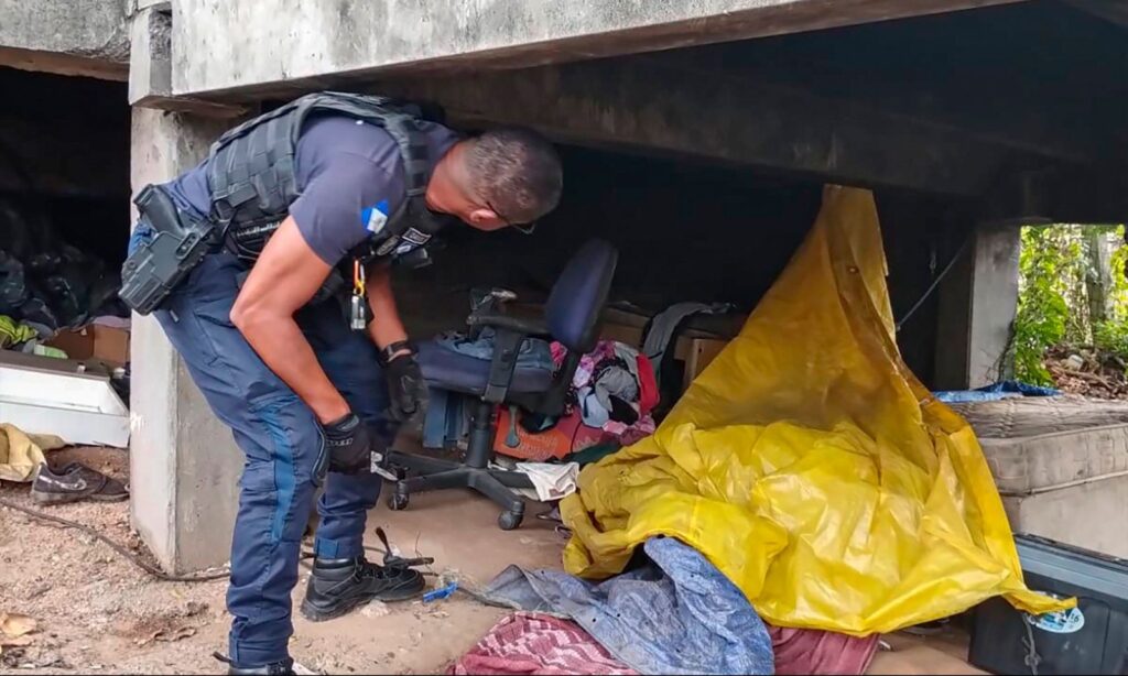 Guarda Municipal realiza desocupação irregular de área pública embaixo do trapiche do Espinheiros