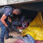 Guarda municipal vistoria local embaixo de trapiche com entulho