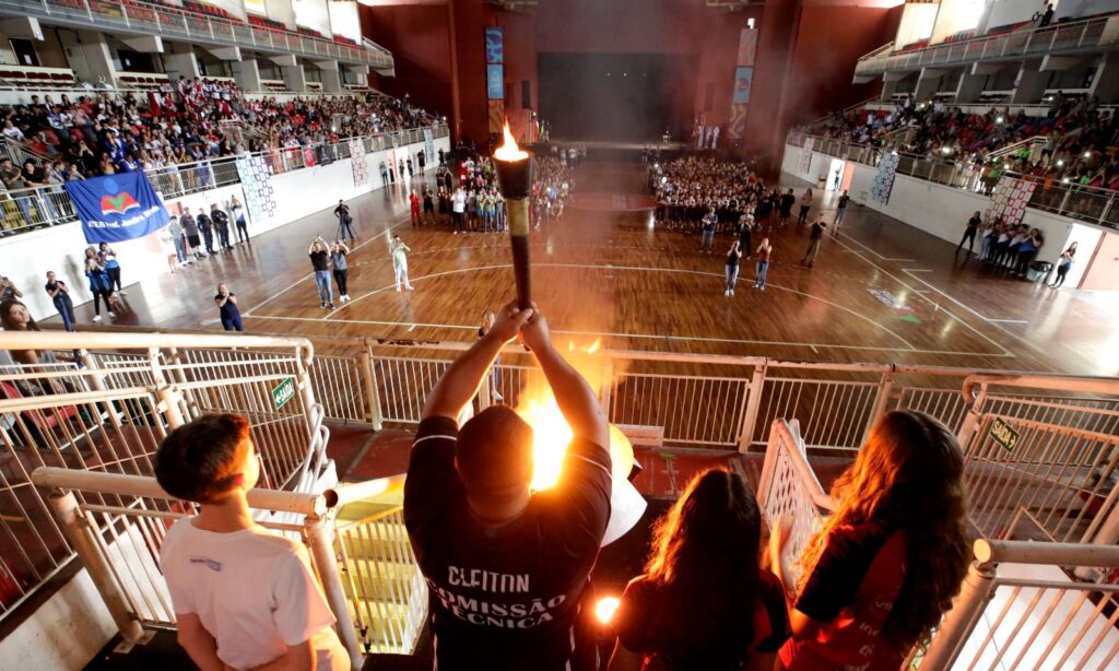 Abertura dos Jogos Estudantis de Joinville 2025 reúne atletas, alunos e familiares
