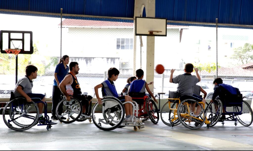 Projeto paradesportivo da Prefeitura de Joinville leva atividades inclusivas para as escolas