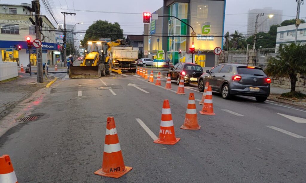 Águas de Joinville trabalha em manutenção emergencial na rua Blumenau