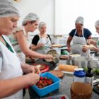 Mulheres preparam alimentos