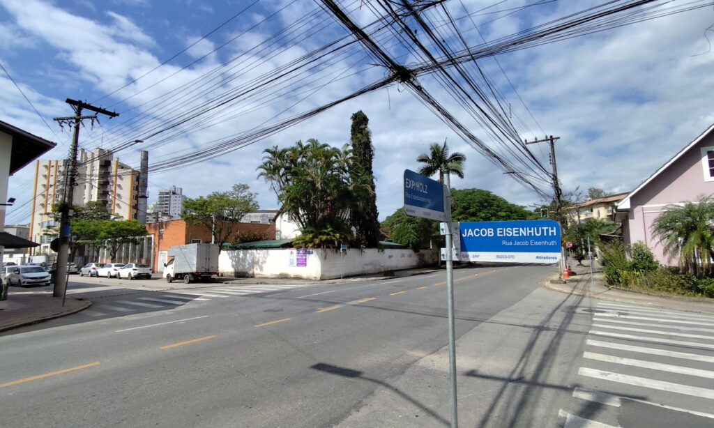 Prefeitura realiza melhorias no cruzamento das ruas Jacob Eisenhuth e Expedicionário Holz visando aumentar a segurança
