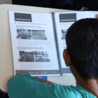 Aluno do curso estuda com apostila