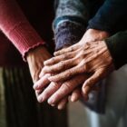 mãos de pessoas idosas