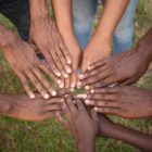 Várias mãos negras sobrepostas
