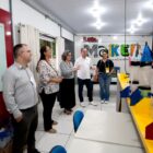Homens e mulheres conversam em um laboratório de criatividade
