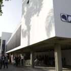 Fachada do novo prédio, construção em branco e linhas retas