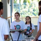 Quatro alunos ensaiam com instrumentos de fanfarra