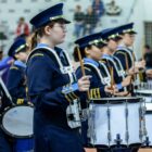 Alunos com roupas e instrumentos de fanfarra