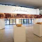 Galeria de arte com exposição de peças e fotos