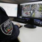Guarda municipal observa monitores com imagens de rua
