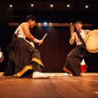 Músicos orientais tocam tambores e se apresentam em palco