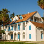 Fachada do Museu de Imigração, construção antiga em branco e azul